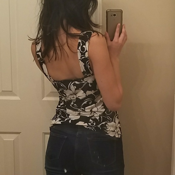 cute flower top with lace details - Picture 3 of 3